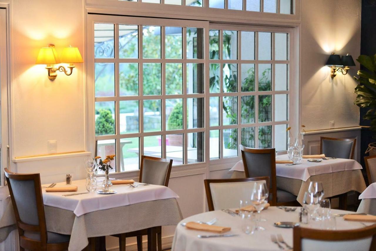 Logis Hotel Restaurant Le Chene Vert Rocher Eksteriør billede